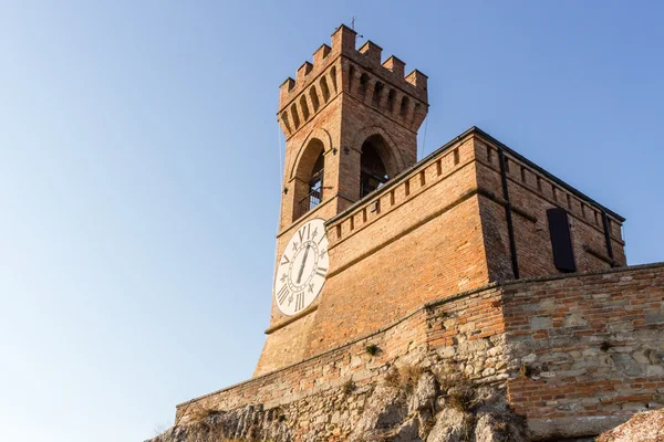 Середньовічна цегляна стіна Годинникова вежа — стокове фото