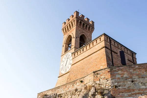 Medieval almenada pared de ladrillo torre del reloj —  Fotos de Stock