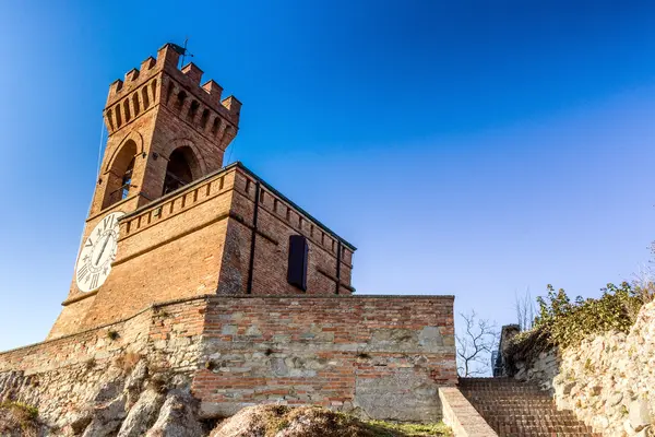 Medievale muro merlato Torre dell'orologio — Foto Stock