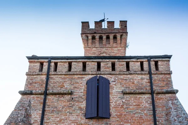 Mur médiéval crénelé en brique Tour de l'horloge — Photo