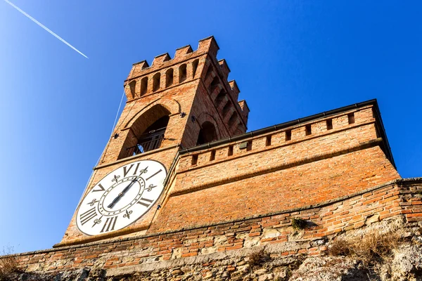 Medeltida krenelerade brick wall clock tower — Stockfoto