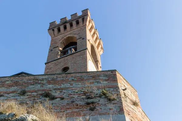 Medieval almenada pared de ladrillo torre del reloj —  Fotos de Stock
