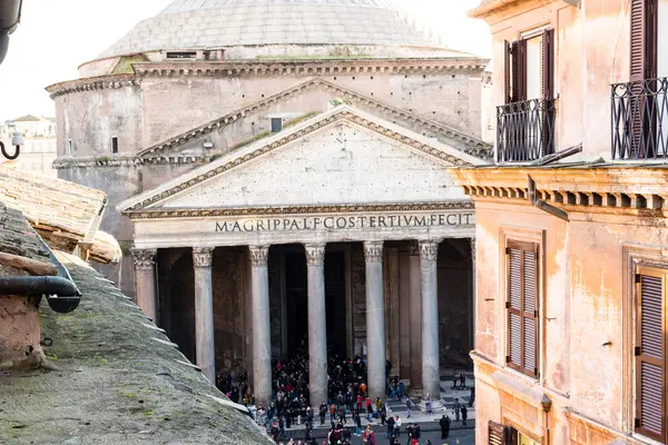 Ventanas del edificio histórico y vista del Panteón —  Fotos de Stock