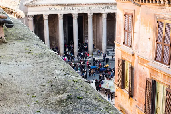 Fönstren av historiska byggnad och utsikt över Pantheon — Stockfoto