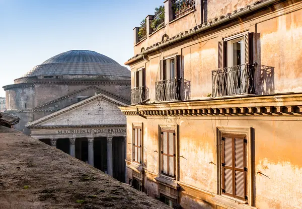 Fönstren i historisk byggnad i centrala Rom nära Panthe — Stockfoto