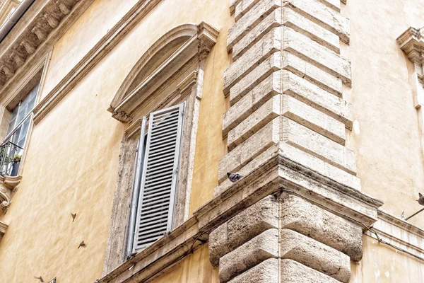 Windows of historical building in the center of Rome — Stock Photo, Image