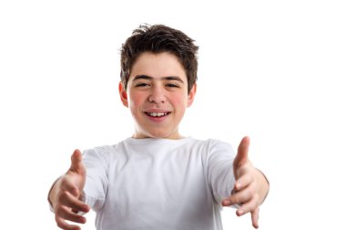 Bir kucaklama sunan akne eğilimli cilt ile beyaz çocuk