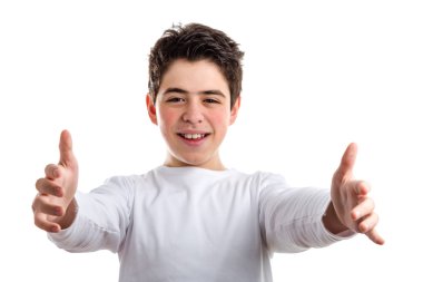 Bir kucaklama sunan akne eğilimli cilt ile beyaz çocuk