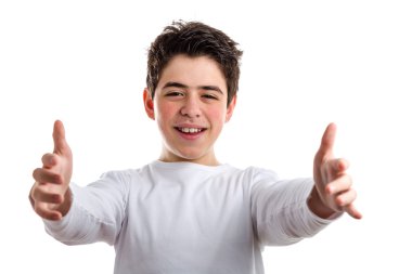 Bir kucaklama sunan akne eğilimli cilt ile beyaz çocuk