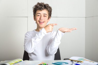 Güvenilir beyaz çocuk pürüzsüz tenli bir şey gösterir