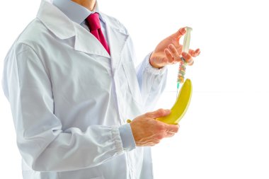 Doktor beyaz paltolu bir muz bir enjeksiyon yapma