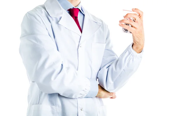 Γιατρός στο άσπρο παλτό κρατώντας ένα ποτήρι βίδες χάλυβα — Φωτογραφία Αρχείου