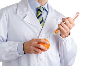 bir enjeksiyon turuncu tıbbi beyaz paltolu adam yapar