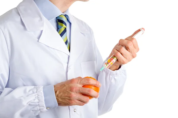 Férfi orvosi fehér kabátot teszi egy injekciót narancs — Stock Fotó