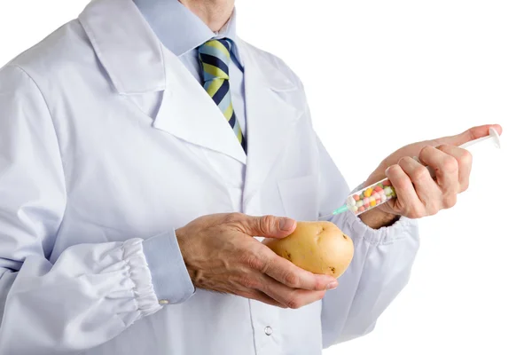 Homem de casaco branco médico faz uma injeção de batata — Fotografia de Stock