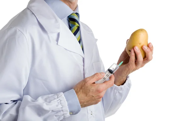 Homem de casaco branco médico faz uma injeção de batata — Fotografia de Stock