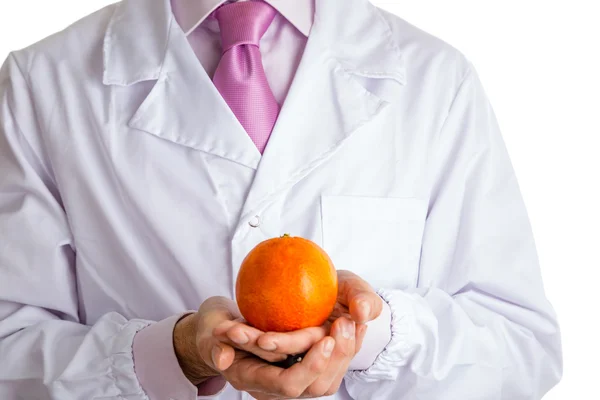 Férfi orvosi fehér kabátot mutatja egy narancs — Stock Fotó