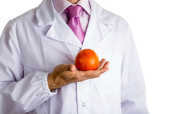 Férfi orvosi fehér kabátot mutatja egy narancs — Stock Fotó
