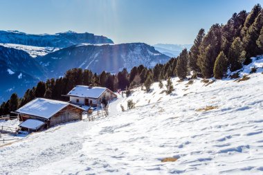 Dolomites ahşap evi, karlı dağlar ile Panorama ve