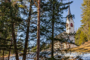 Kilise St. çam ormanlar ve karlı alanlarına bakan Jacob