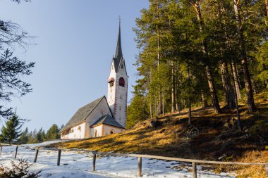 Kilise St. çam ormanlar ve karlı alanlarına bakan Jacob