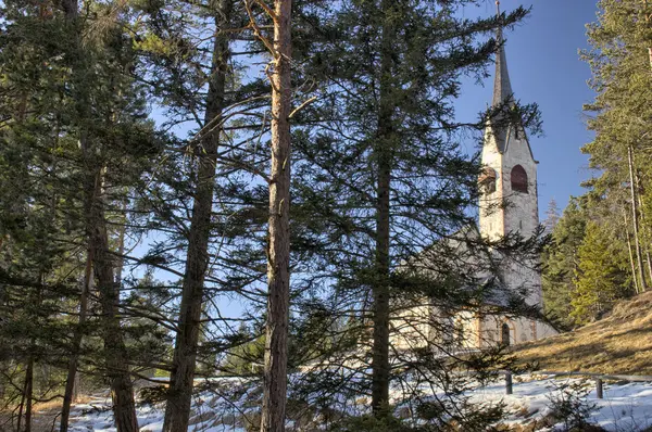 Εκκλησία του Αγίου Ιακώβου με θέα τα πεύκα δάση χιονισμένο πεδία και — Φωτογραφία Αρχείου