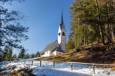 Kilise St. çam ormanlar ve karlı alanlarına bakan Jacob
