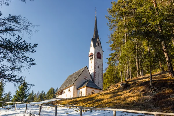 Iglesia de San Jacob con vistas a los bosques de pinos y campos nevados en — Foto de Stock