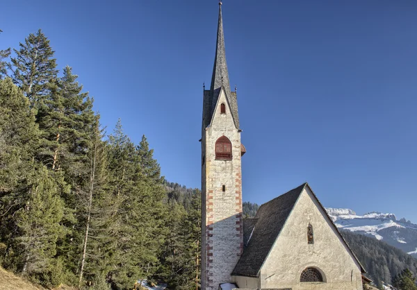 Kirche St. Jacob mit Blick auf Kiefernwälder und schneebedeckte Erbsen — Stockfoto