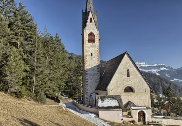 Kostel svatého Jakuba s výhledem na borové lesy a zasněžené hrachu — Stock fotografie