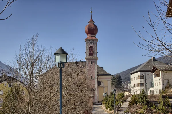 Aldeia italiana em dolomitas — Fotografia de Stock