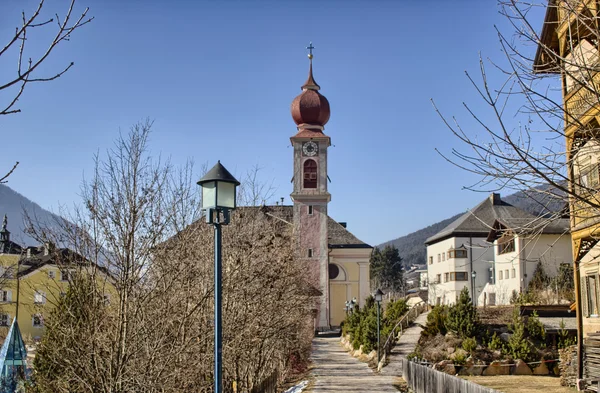 Italienisches Dorf in den Dolomiten — Stockfoto