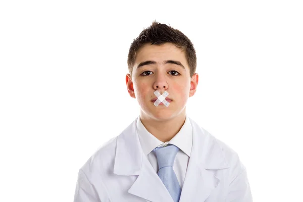 Zenekar támogatások zárja be a szájába egy fiú orvos — Stock Fotó