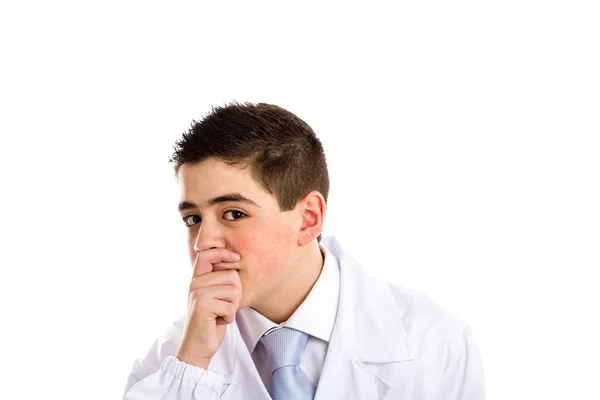 Fiú orvos megható az orr és a száj, amely — Stock Fotó