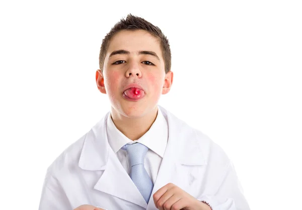 Αγόρι ντυμένος ως γιατρός με χάπι για τη γλώσσα — Φωτογραφία Αρχείου