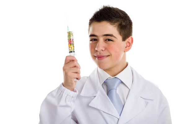 Gyermek orvos teszi fecskendőt tele tabletták barát — Stock Fotó