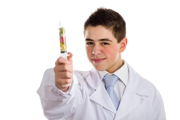 Παιδί γιατρός κάνει σύριγγα γεμάτη χάπια φιλικό — Φωτογραφία Αρχείου