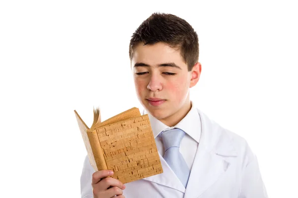 Kinderarzt liest ein Buch — Stockfoto