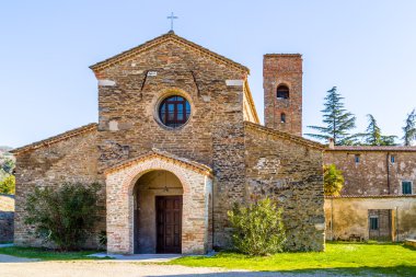 Romanesk kilise andıran dindarlık