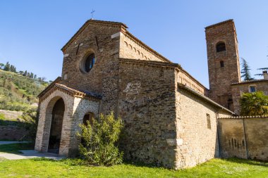 Romanesk kilise andıran dindarlık