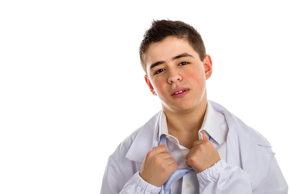 Schöner junger Arzt mit Pickelhaut im weißen Mantel beim Ausziehen — Stockfoto