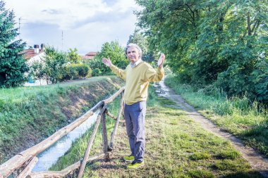Bak güven verici ile yakışıklı orta yaşlı adam