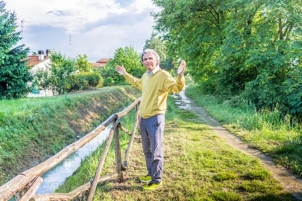 Bak güven verici ile yakışıklı orta yaşlı adam — Stok fotoğraf