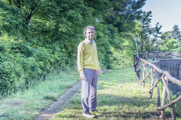 Bonito homem de meia-idade com aparência reconfortante — Fotografia de Stock