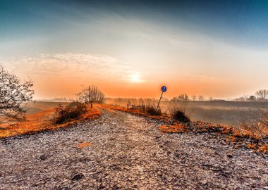 ülkede yol sisli kırsal 