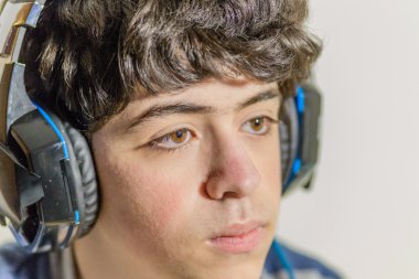 Kulaklık takmış çocuk