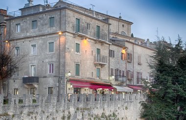 Bir Ortaçağ kenti sokaklarında Noel süsleri