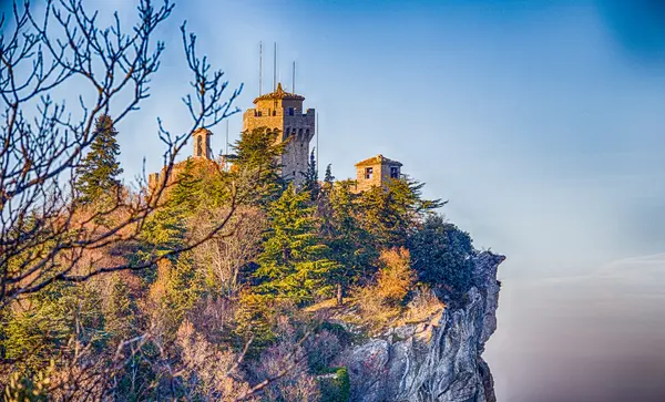 Torre almenada con vistas al valle — Foto de Stock