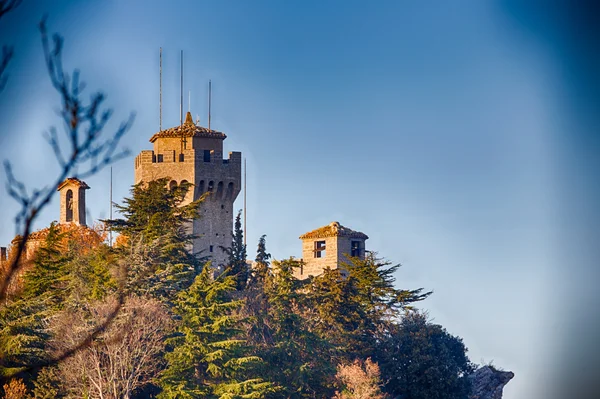 Torre almenada con vistas al valle — Foto de Stock