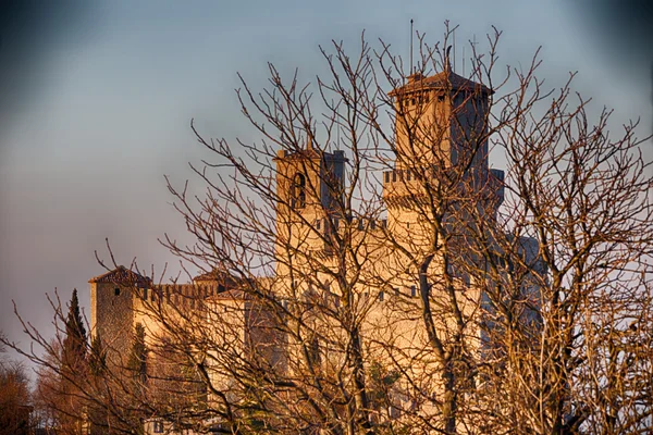 Torre merlata che domina la valle — Foto Stock